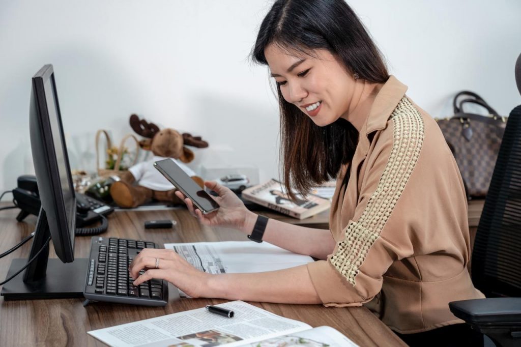 Biurko komputerowe w firmie – jak wybrać, aby komfort pracy był jak najwyższy